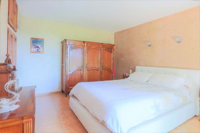 Image No.9-5 Bed House for sale