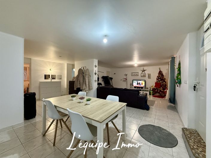 Image No.8-8 Bed House for sale