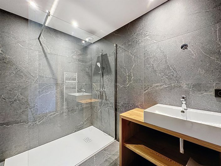 Image No.18-6 Bed House for sale