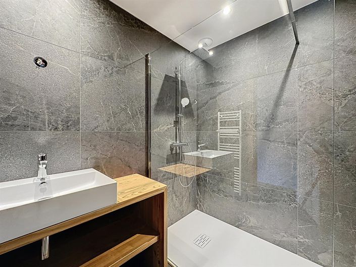 Image No.20-6 Bed House for sale