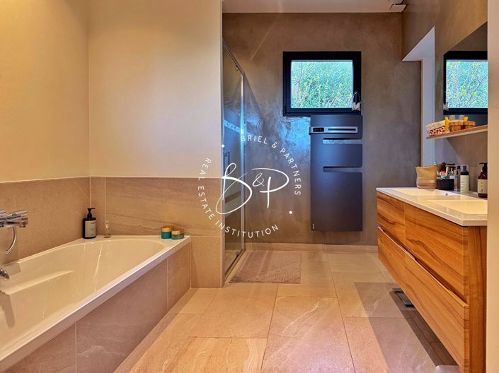 Image No.12-5 Bed House for sale