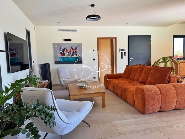 Image No.8-5 Bed House for sale