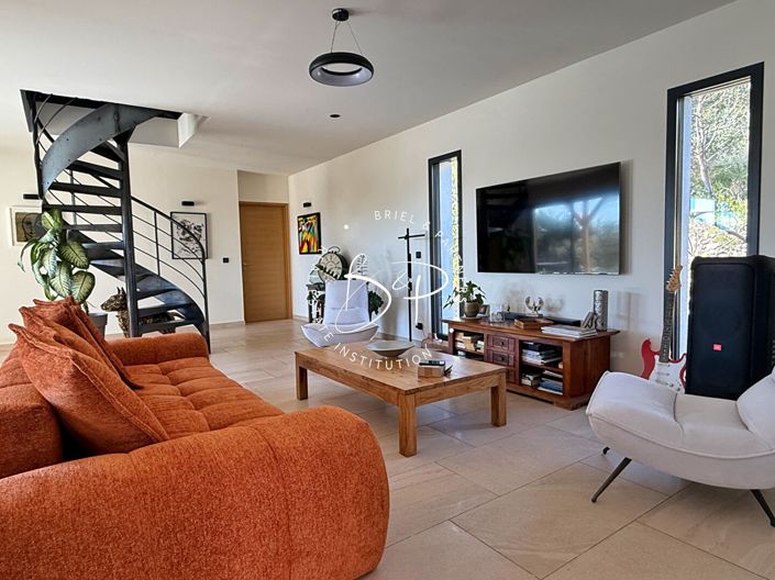 Image No.9-5 Bed House for sale