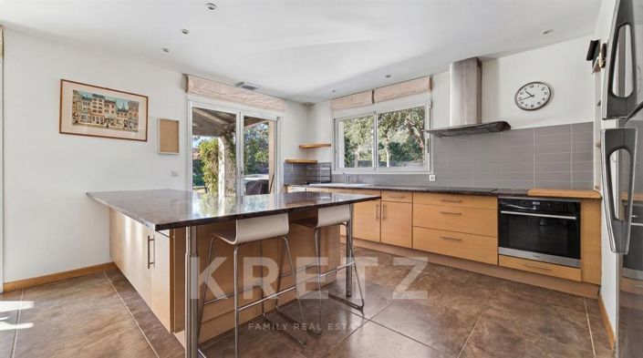 Image No.8-5 Bed House for sale