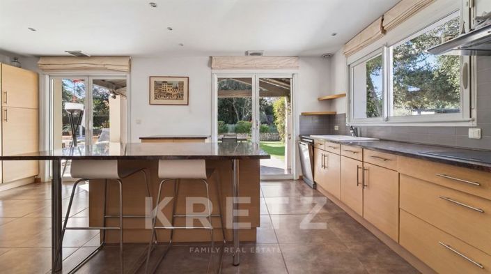 Image No.9-5 Bed House for sale