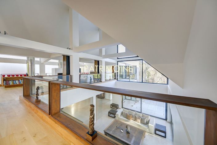 Image No.14-5 Bed Property for sale