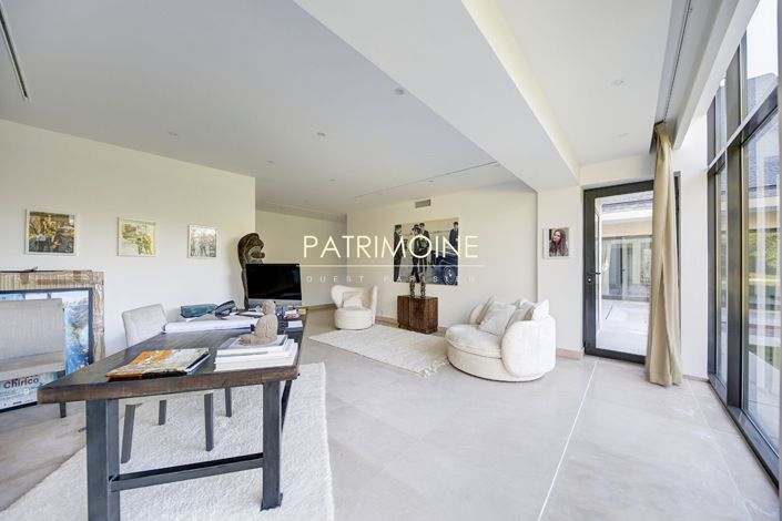 Image No.8-5 Bed House for sale