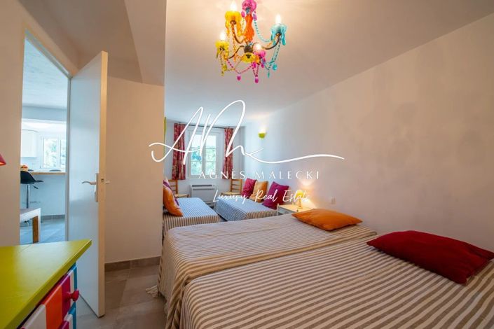 Image No.24-7 Bed House for sale