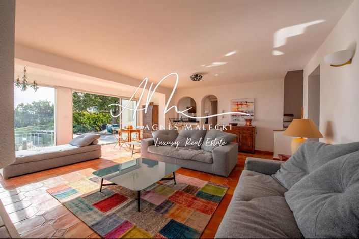 Image No.7-7 Bed House for sale