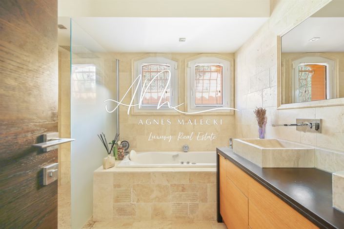 Image No.17-4 Bed House for sale