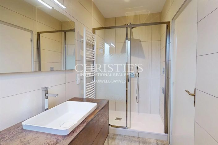 Image No.30-10 Bed House for sale