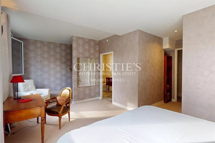 Image No.31-10 Bed House for sale