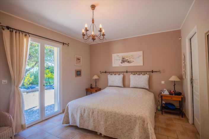Image No.18-6 Bed House for sale
