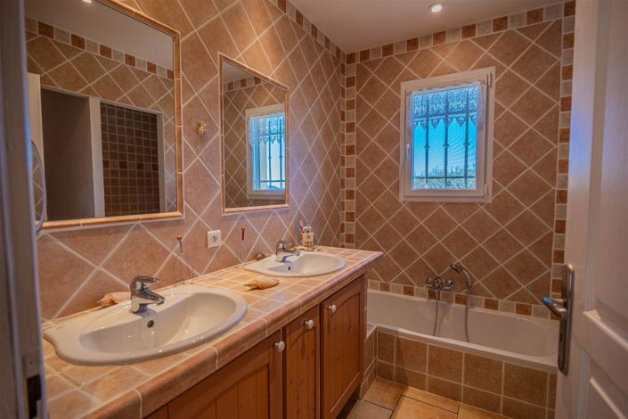 Image No.19-6 Bed House for sale