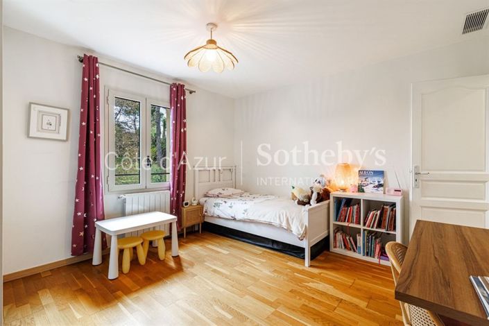 Image No.18-5 Bed Property for sale