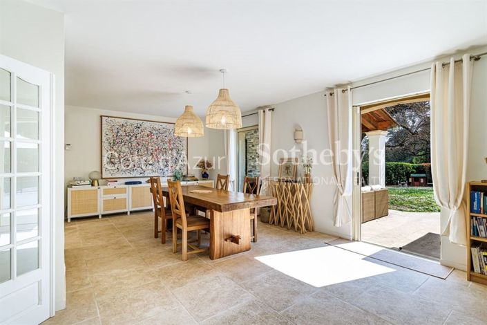 Image No.2-5 Bed Property for sale