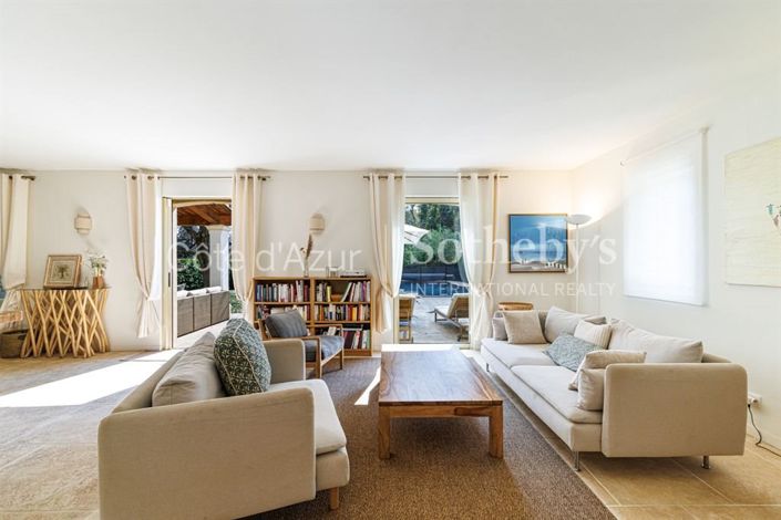 Image No.5-5 Bed Property for sale