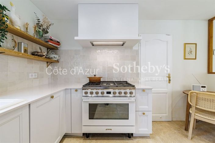 Image No.8-5 Bed Property for sale