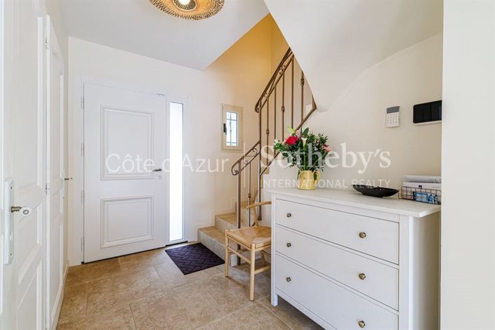 Image No.9-5 Bed Property for sale