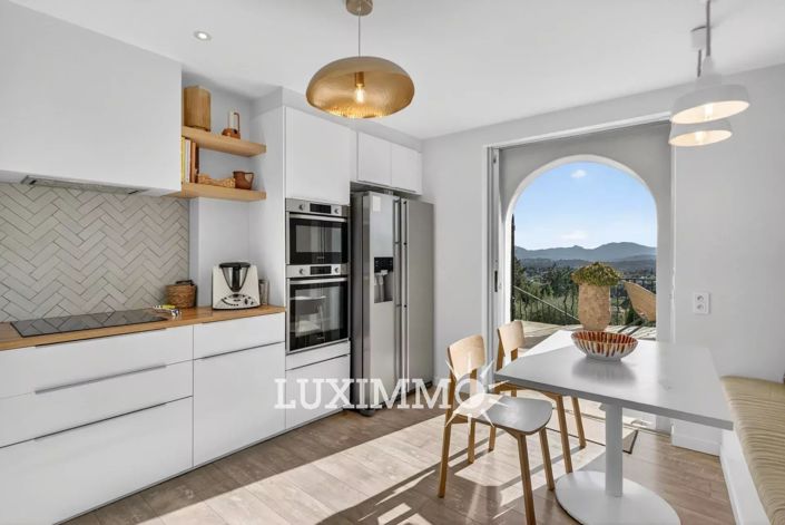 Image No.8-5 Bed House for sale