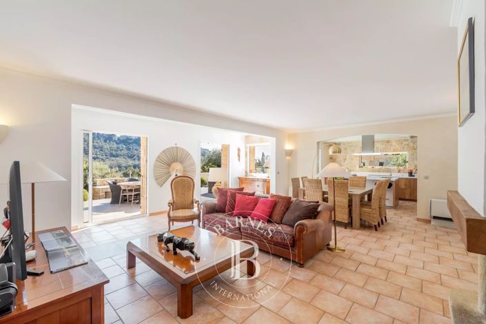 Image No.8-4 Bed House for sale