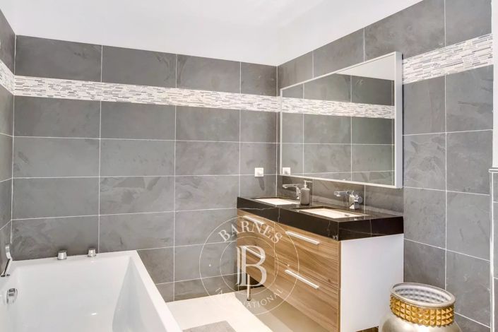 Image No.11-6 Bed House for sale