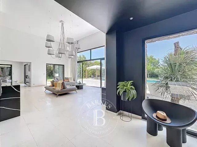 Image No.7-6 Bed House for sale