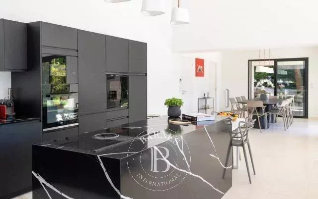 Image No.8-6 Bed House for sale