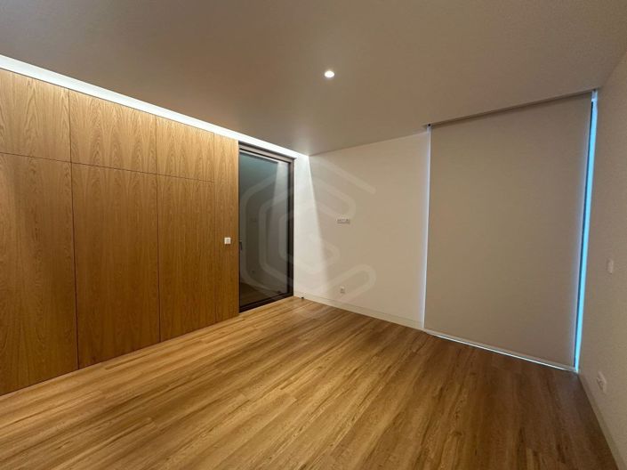 Image No.15-3 Bed House for sale