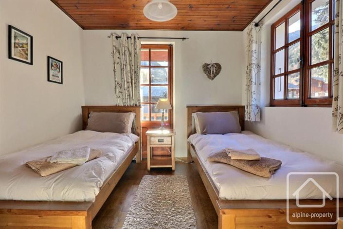 Image No.16-11 Bed Property for sale