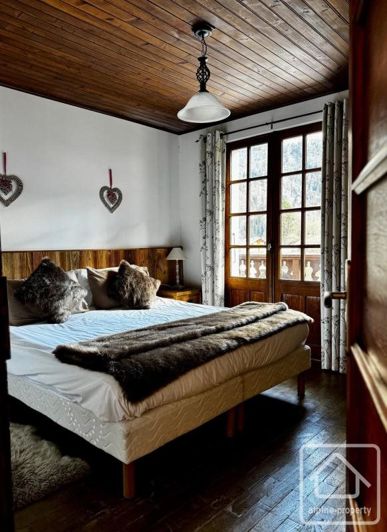 Image No.28-11 Bed Property for sale