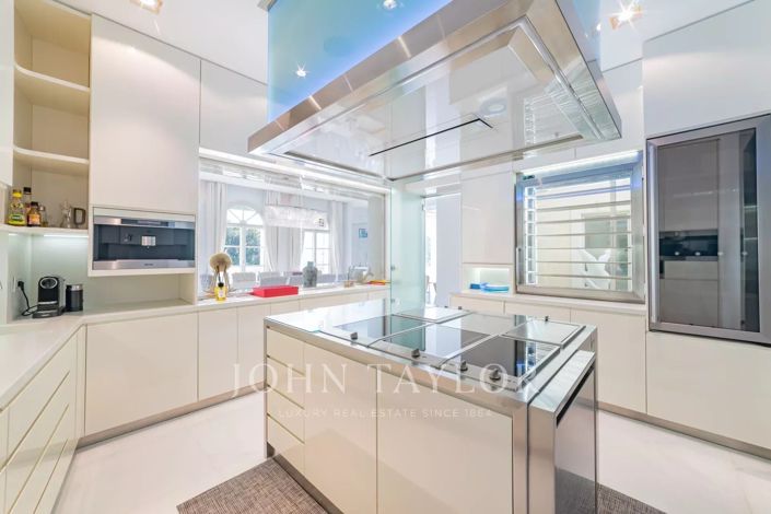 Image No.8-5 Bed House for sale