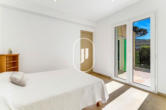 Image No.8-6 Bed House for sale