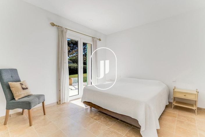 Image No.9-6 Bed House for sale