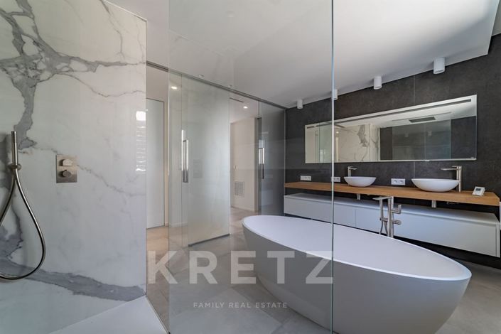 Image No.10-5 Bed Property for sale