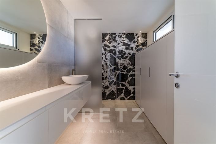 Image No.11-5 Bed Property for sale