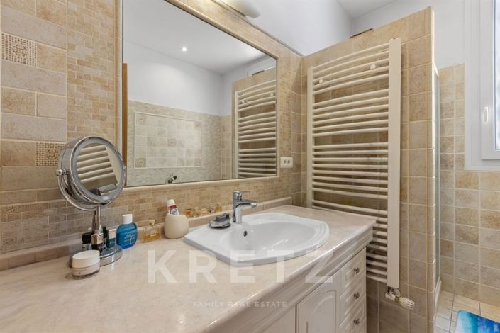 Image No.10-6 Bed House for sale