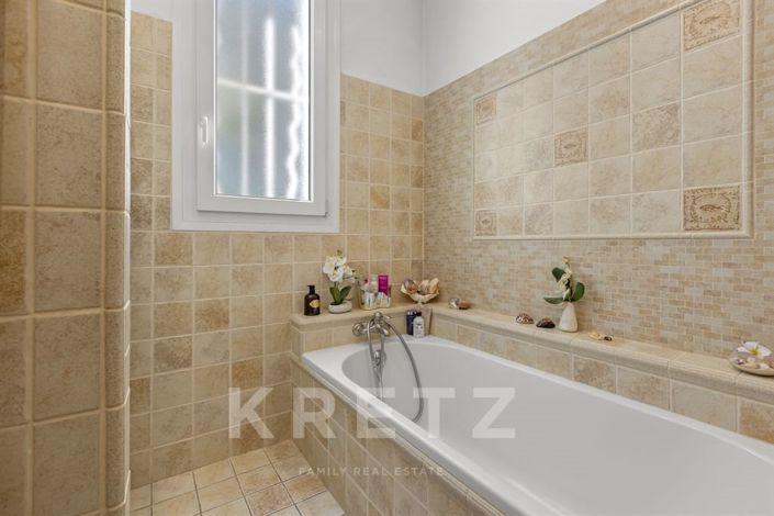 Image No.12-6 Bed House for sale