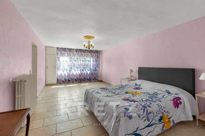 Image No.24-6 Bed House for sale