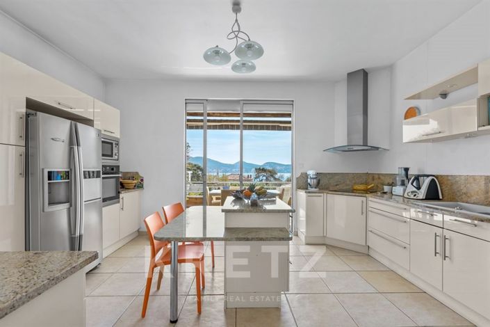 Image No.8-6 Bed House for sale