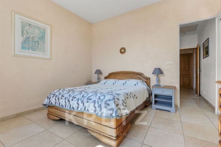 Image No.9-6 Bed House for sale