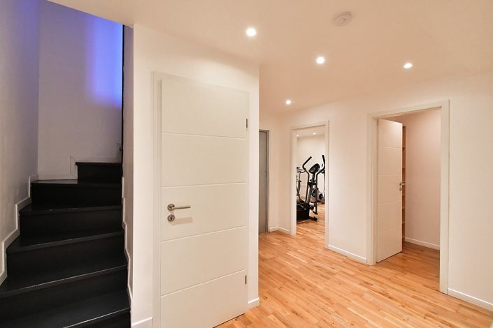 Image No.6-5 Bed House for sale