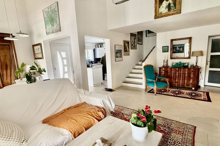 Image No.8-5 Bed House for sale