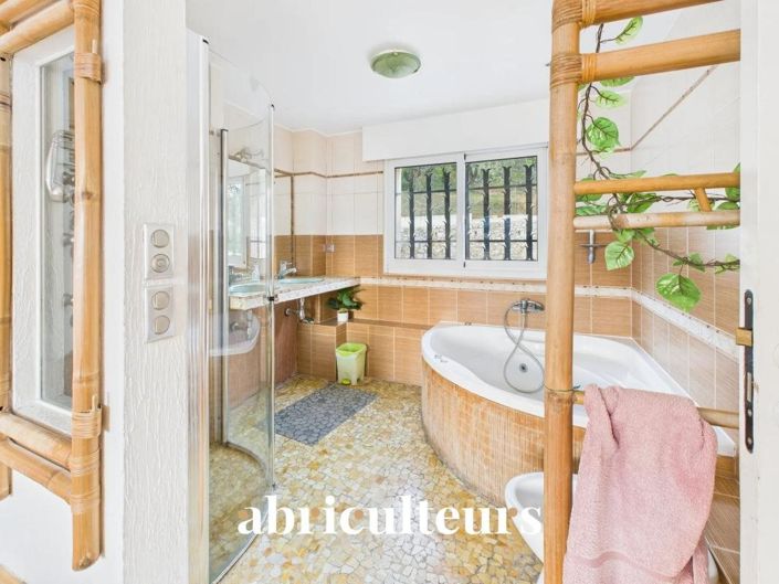 Image No.16-6 Bed House for sale