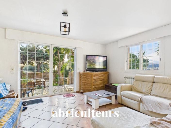 Image No.5-6 Bed House for sale