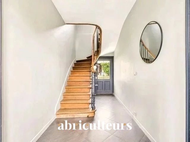 Image No.9-5 Bed House for sale