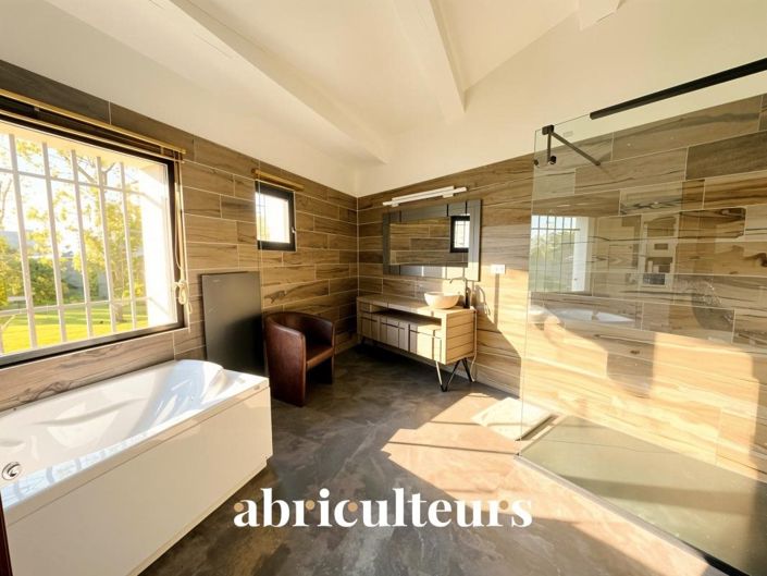 Image No.8-5 Bed House for sale