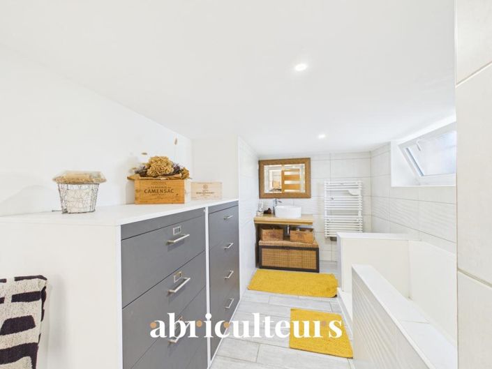 Image No.10-3 Bed House for sale