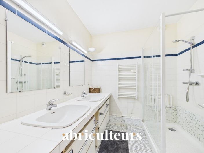 Image No.8-5 Bed House for sale