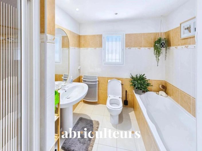 Image No.12-8 Bed House for sale